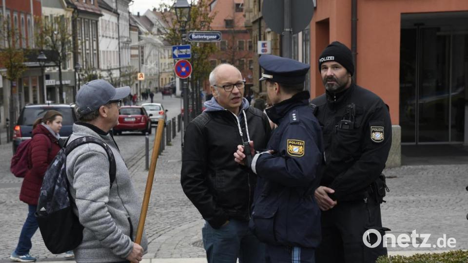 Rund 150 Menschen kamen am Freitagvormittag zur Demonstration gegen den AfD-Infobus zum Multifunktionsplatz. Bild: Petra Hartl