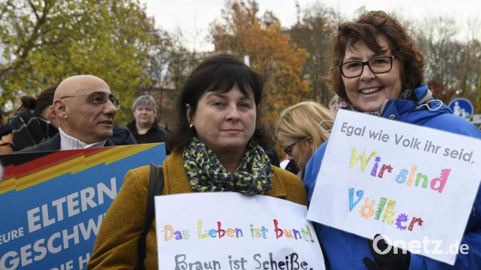 Rund 150 Menschen kamen am Freitagvormittag zur Demonstration gegen den AfD-Infobus zum Multifunktionsplatz. Bild: Petra Hartl