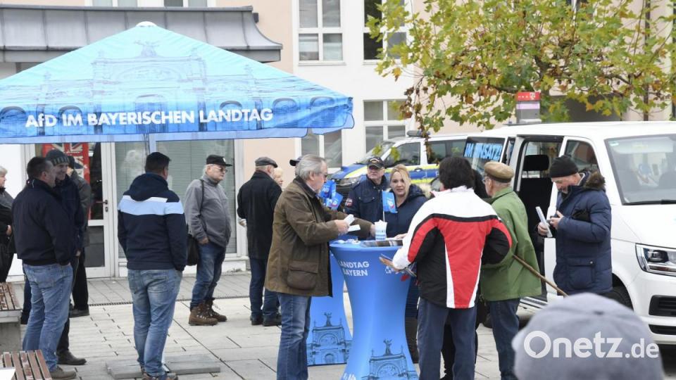Rund 150 Menschen kamen am Freitagvormittag zur Demonstration gegen den AfD-Infobus zum Multifunktionsplatz. Dort scharten sich einige wenige Anhänger der rechten Partei um zwei Stehtische. Bild: Petra Hartl