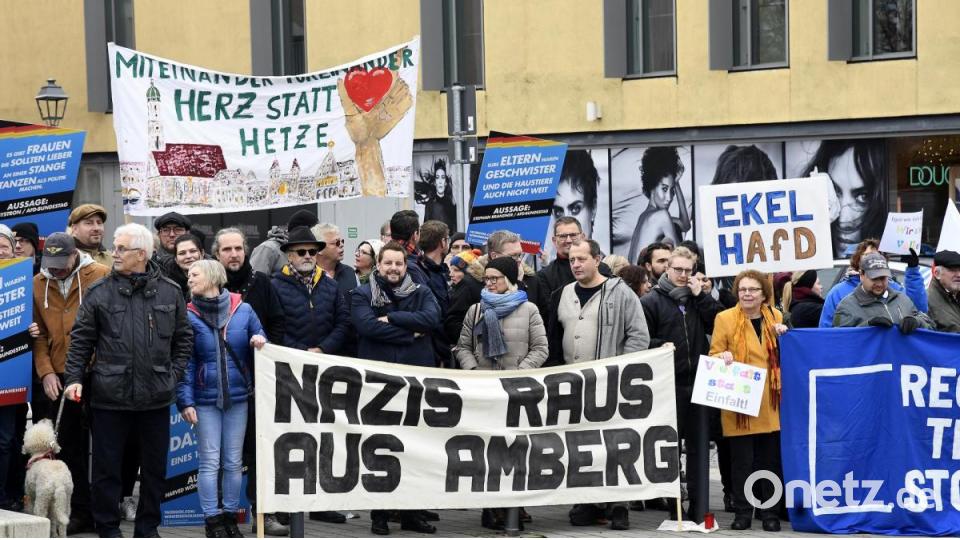 Rund 150 Menschen kamen am Freitagvormittag zur Demonstration gegen den AfD-Infobus zum Multifunktionsplatz. Bild: Petra Hartl