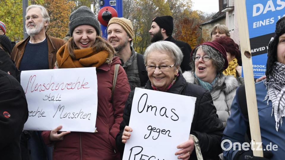 Rund 150 Menschen kamen am Freitagvormittag zur Demonstration gegen den AfD-Infobus zum Multifunktionsplatz. Bild: Petra Hartl