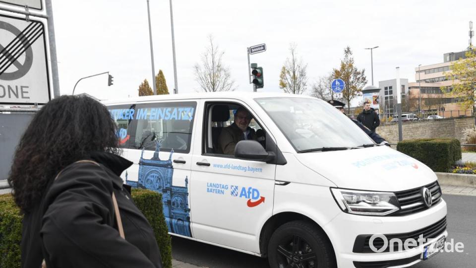 Rund 150 Menschen kamen am Freitagvormittag zur Demonstration gegen den AfD-Infobus zum Multifunktionsplatz. Hier fährt der AfD-Bus vor. Bild: Petra Hartl