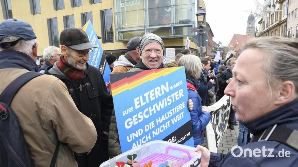 Rund 150 Menschen kamen am Freitagvormittag zur Demonstration gegen den AfD-Infobus zum Multifunktionsplatz. Bild: Petra Hartl