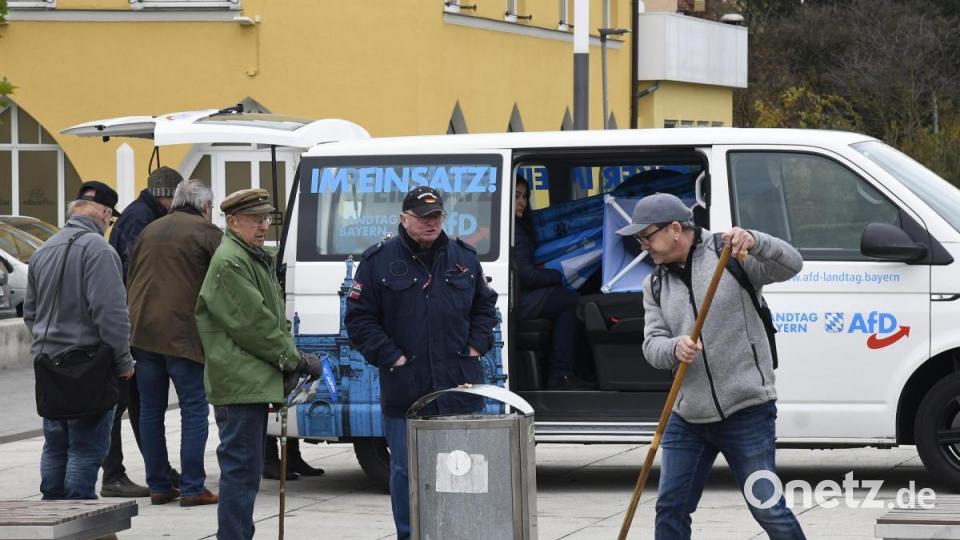 Rund 150 Menschen kamen am Freitagvormittag zur Demonstration gegen den AfD-Infobus zum Multifunktionsplatz. Kehraus gegen Rechts. Bild: Petra Hartl