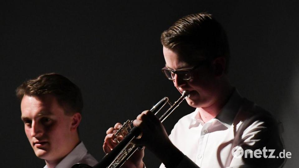 Die Gebrüder Pflaum aus Pfreimd begleiten das Abendprogramm mit passenden Beiträgen, Jingles und Musikpointen auf Keyboard und Trompete. Bild: Freya Stoeckl