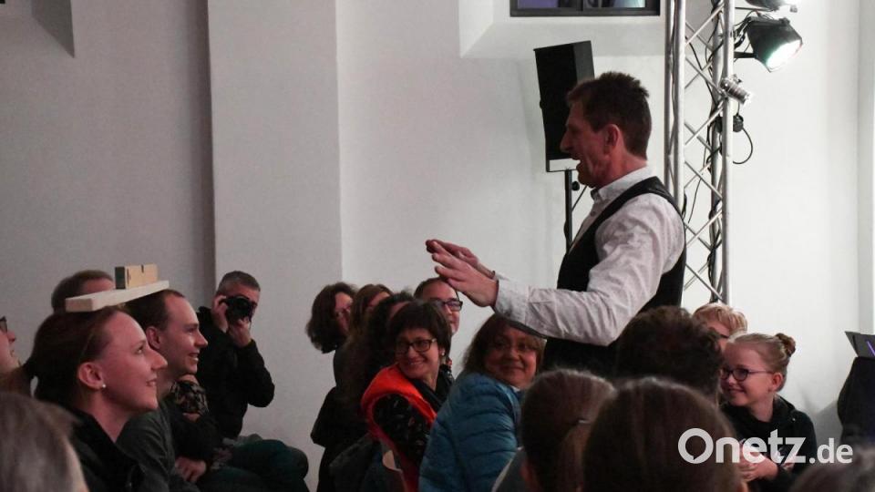 Ein Künstler mit großer Entertainer-Qualität: Mehrfach bindet Sepp Fischer kurzerhand das Publikum in seine Comedy-Einlagen mit ein. Das Gleichgewicht zwischen dem links und rechts sitzenden Publikum gleicht er mit Hilfe einer Holzlatte und einer Wasserwaage aus. Bild: Freya Stoeckl