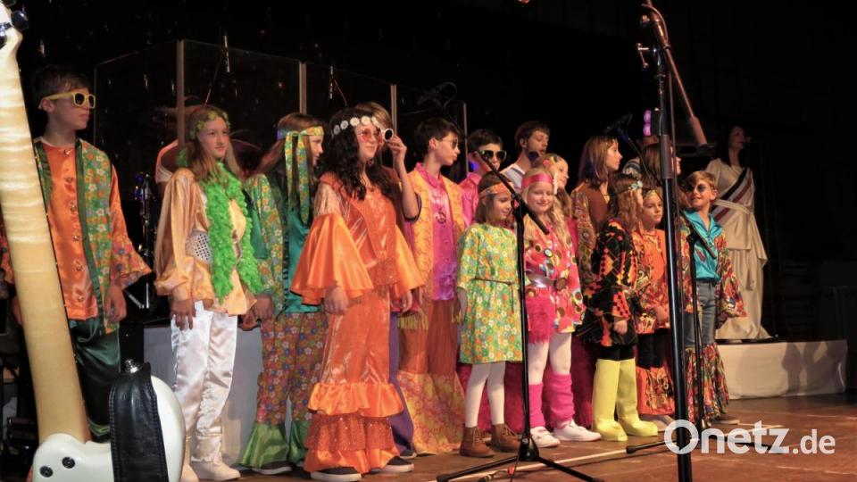 15 Mädchen und Buben des Kinderchors aus Wiesau durften die dritte Strophe von "I Have a Dream" mitsingen. Bild: ubb