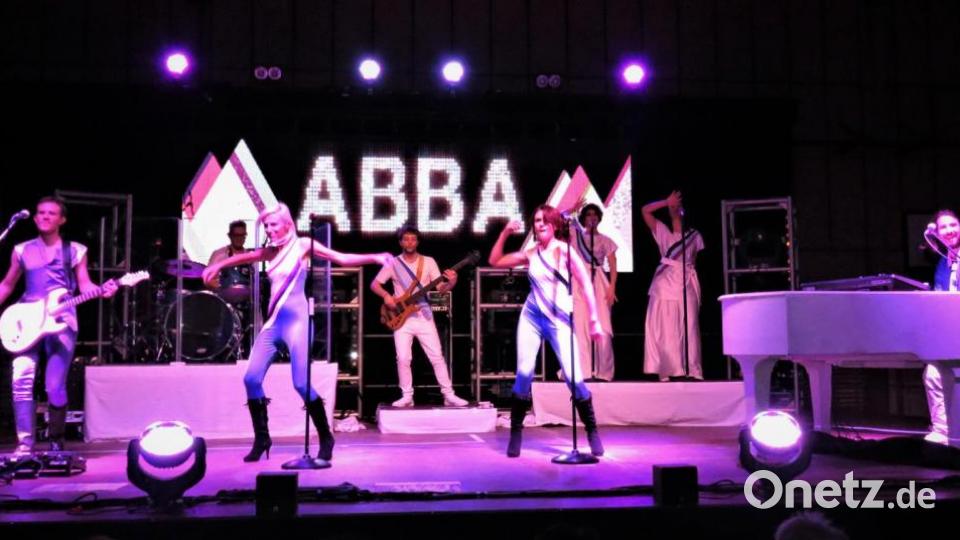 Die Abba-Show in der Mehrzweckhalle Mitterteich war ein Ohren- und Augenschmaus für das 550-köpfige Publikum. Bild: ubb