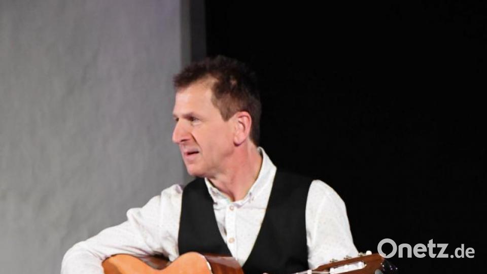 Der talentierte Sepp Schabernack überzeugt auch mit seiner musikalischen Ader. Zwei selbstgeschriebene Titel, gesungen in bayerischer Mundart, gibt er zum Besten. Bild: Freya Stoeckl