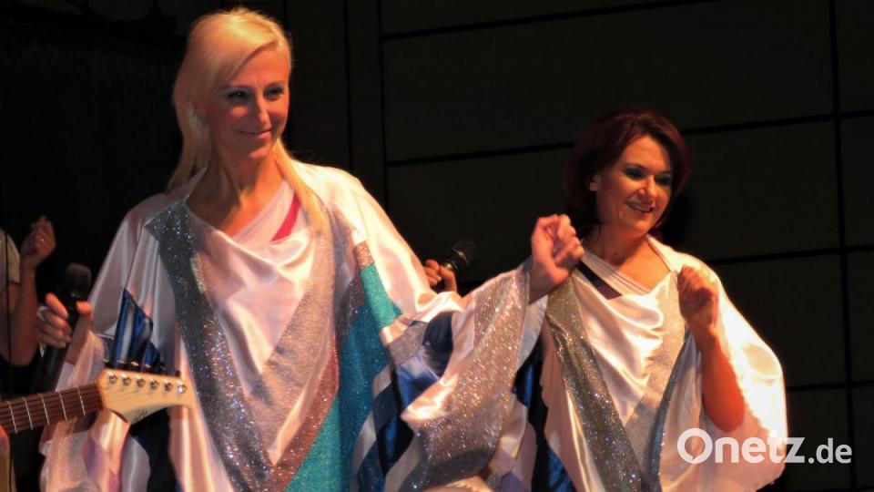 Die Abba-Show in der Mehrzweckhalle Mitterteich war ein Ohren- und Augenschmaus für das 550-köpfige Publikum. Bild: ubb