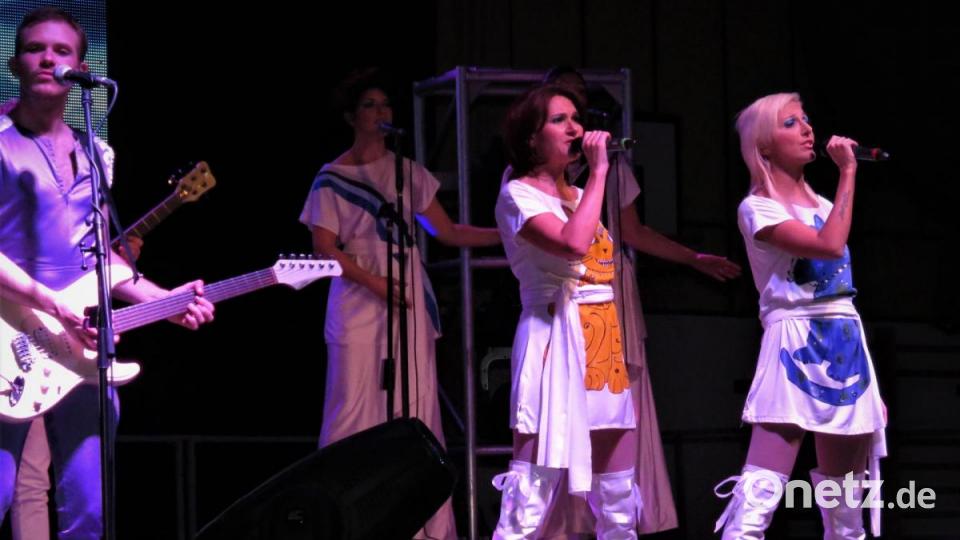 Die Abba-Show in der Mehrzweckhalle Mitterteich war ein Ohren- und Augenschmaus für das 550-köpfige Publikum. Bild: ubb