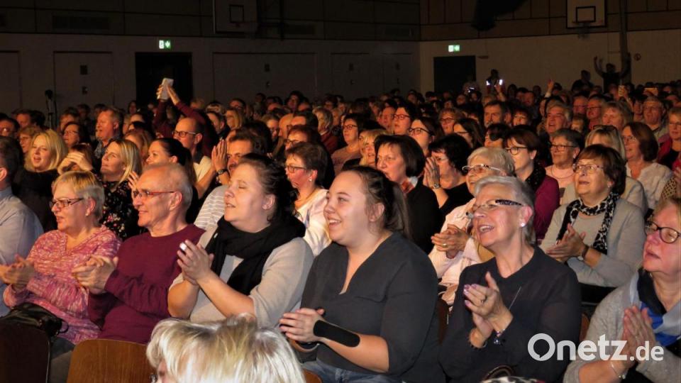 Das Publikum spendete nach jedem Abba-Song begeistert Applaus. Für die authentischen Darstellungen und Gesänge der Musiker aus Italien gab es viele Bravorufe und Begeisterungspfiffe. Bild: ubb