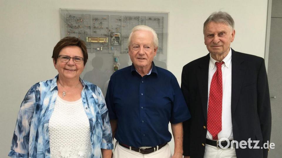 Das Engagement von Africa Luz im nepalesischen Sauraha ist keine Eintagsfliege. Seit 2006 leistet man dort dank großzügiger Sponsoren „Hilfe zur Selbsthilfe“. Ein herausragender Gönner ist Klaus Conrad (Mitte). Von ihm erhielt der Verein eine neuerliche 20 000-Euro-Finanzspritze. Africa-Luz-Gründer Dieter Dausch (rechts) und der ehrenamtlichen Geschäftsführerin Bärbel Birner (links) war es ein Anliegen, Klaus Conrad für die Spende zu danken und ihm die Verwendung der Spendengelder zu erläutern. Bild: u