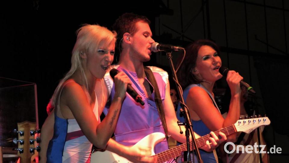Die Abba-Show in der Mehrzweckhalle Mitterteich war ein Ohren- und Augenschmaus für das 550-köpfige Publikum. Bild: ubb