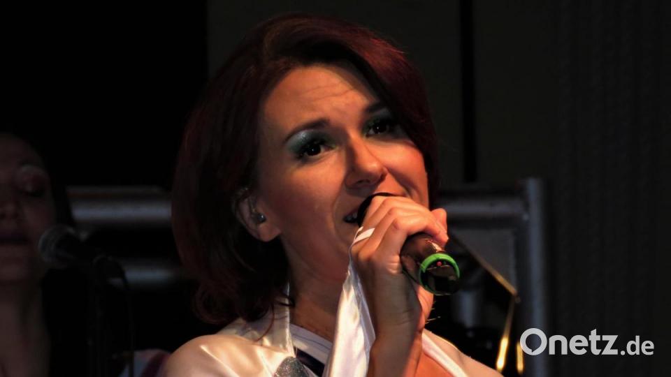 Die Abba-Show in der Mehrzweckhalle Mitterteich war ein Ohren- und Augenschmaus für das 550-köpfige Publikum. Bild: ubb