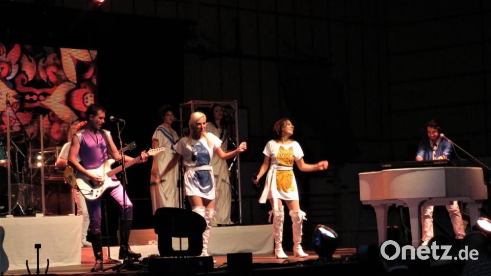 Die Abba-Show in der Mehrzweckhalle Mitterteich war ein Ohren- und Augenschmaus für das 550-köpfige Publikum. Bild: ubb