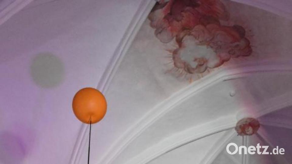 Die Raumhöhe der Spitalkirche St. Marien macht sich Sepp Schabernack sichtlich zu Nutze. Er balanciert an seinem überdimensionalen Zauberstab seinen Ball. Bild: Freya Stoeckl