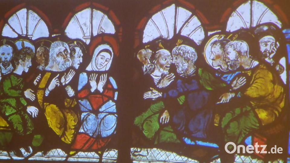 Biblisches Glasfenster in St. Wolfgang in Boblingen, in dem er seinen Lehrer Gulbransson, sich selbst (Fünfter von links) und seine Frau Mathilde als Maria abbildete. Bild: Schönberger, Ferdinand [fsb]