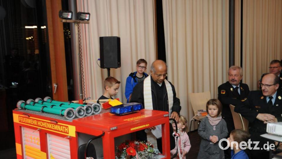 Ruhestandspfarrer Joseph fürhte die Weihe und Segnung des Kinderfeuerwehrautos durch. Bild: Andreas Brückmann