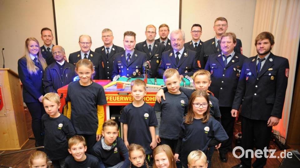 Führungskräfte, die am Bau Beteiligten und die Hohenkemnather Kinderfeuerwehr freuen sich über ihr neues Übungsfahrzeug. Bild: Andreas Brückmann