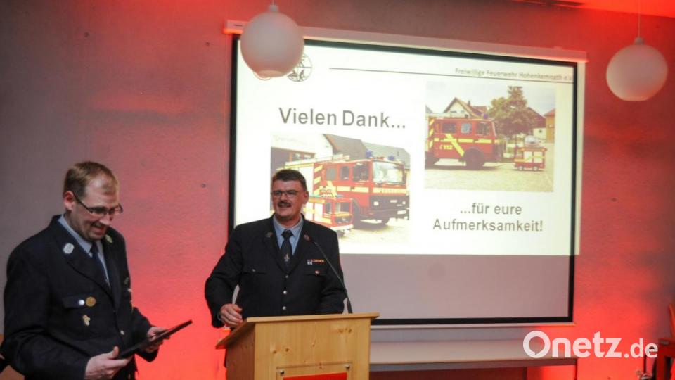 Dank von Seiten des Vorstands an die Helfer, die beim Bau des Kinderfeuerwehrautos mit dabei waren. Bild: Andreas Brückmann