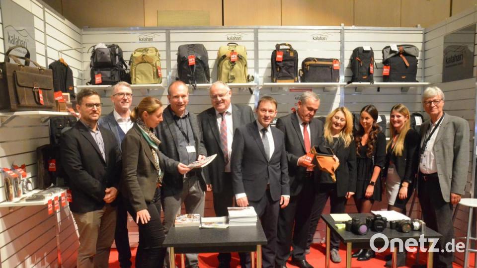 Veranstalter und Ehrengäste beim Rundgang durch die Ausstellung. Bild: Kunz