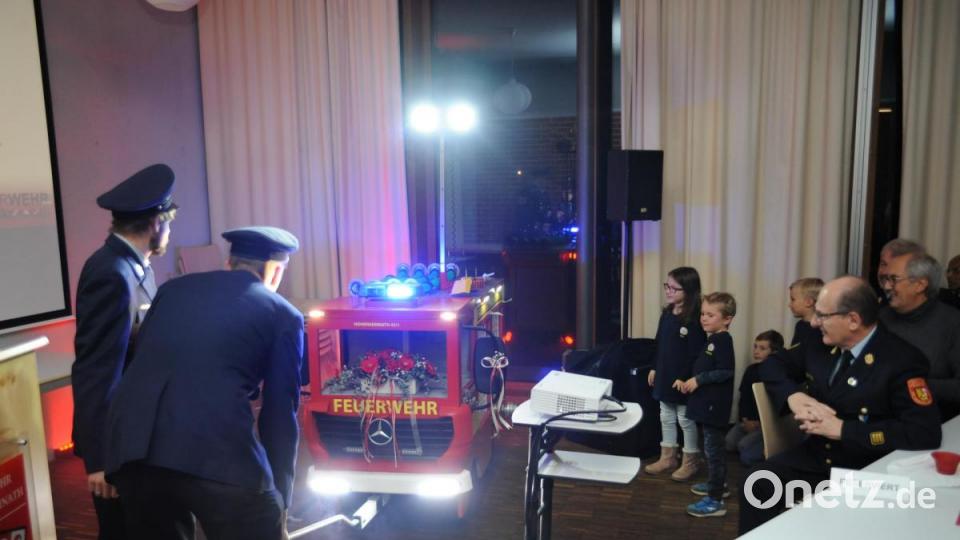 Da kommt es vorgefahren, das neue Kinderfeuerwehrauto der Feuerwehr Hohenkemnath Bild: Andreas Brückmann