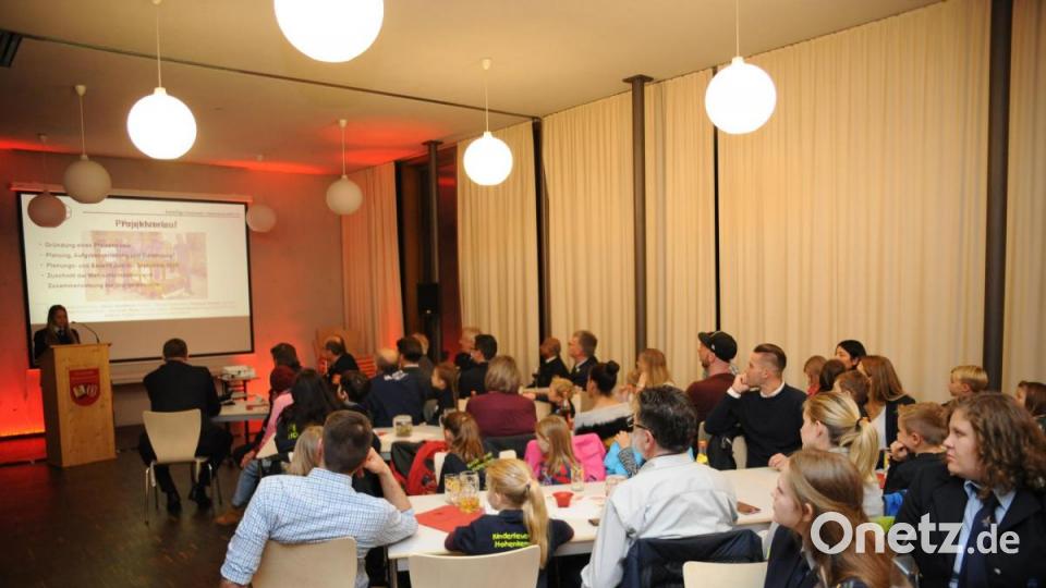 Johanna Wiesner präsentierte den Gästen die Hohenkemnather Kinderfeuerwehr. Bild: Andreas Brückmann