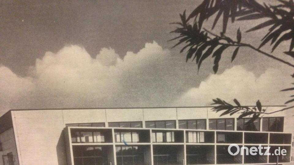 Hallenbad vor 50 Jahren: Heute ist die Südseite des Bades von großen Bäumen eingerahmt. Die Fassade blieb gleich. Archivbild: bkr