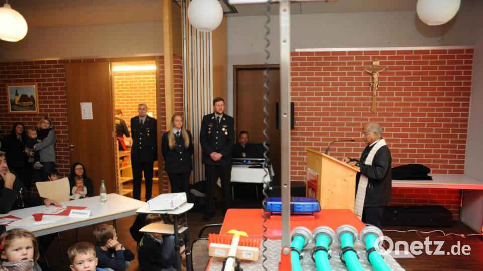 Ruhestandspfarrer Joseph fürhte die Weihe und Segnung des Kinderfeuerwehrautos durch. Bild: Andreas Brückmann