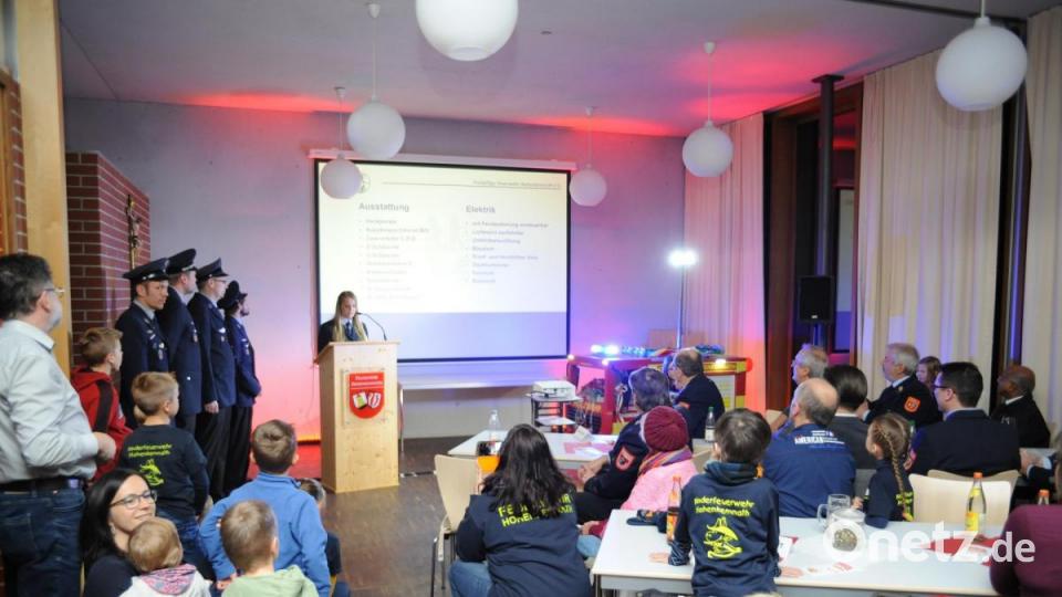 Der Dank der Kinderfeuerwehr galt den Helfern aus den Reihen der Hohenkemnather Wehr, die über Monate das Kinderfeuerwehrauto in Eigenregie bauten. Bild: Andreas Brückmann
