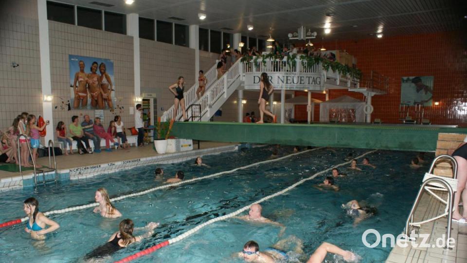 Tolle Veranstaltungen, wie das 24-Stunden-Schwimmen 2012, lockten ins Hallenbad Bild: bkr