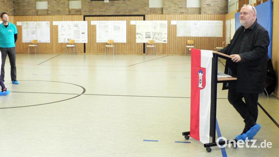 Architekt Peter Brückner, der Vorsitzende des Preisgerichts, sprach von einer mutigen Lösung, "introvertierten Räumen" und einer Zeichensetzung für die Kinder. Bild: lep
