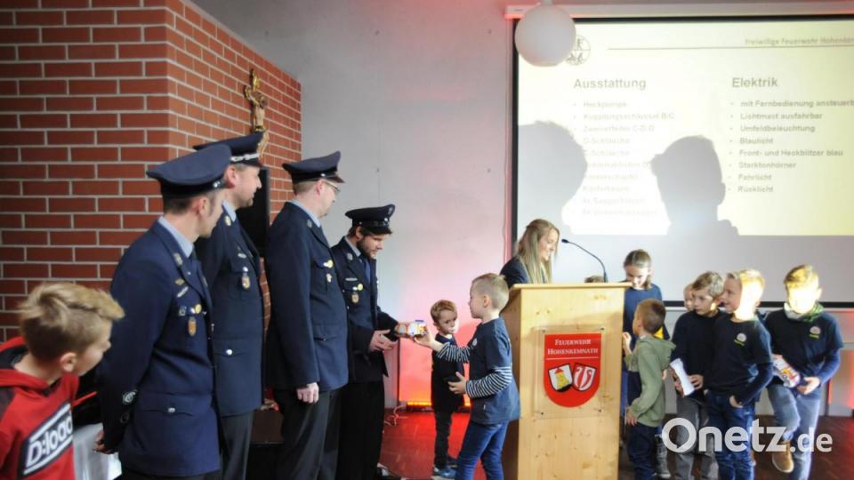 Der Dank der Kinderfeuerwehr galt den Helfern aus den Reihen der Hohenkemnather Wehr, die über Monate das Kinderfeuerwehrauto in Eigenregie bauten. Bild: Andreas Brückmann