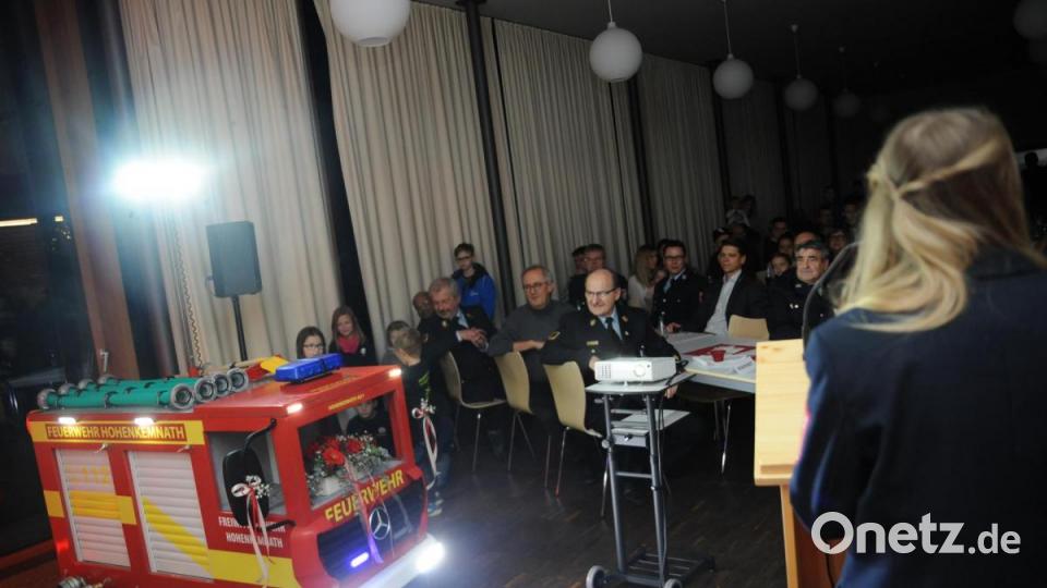 Da kommt es vorgefahren, das neue Kinderfeuerwehrauto der Feuerwehr Hohenkemnath Bild: Andreas Brückmann