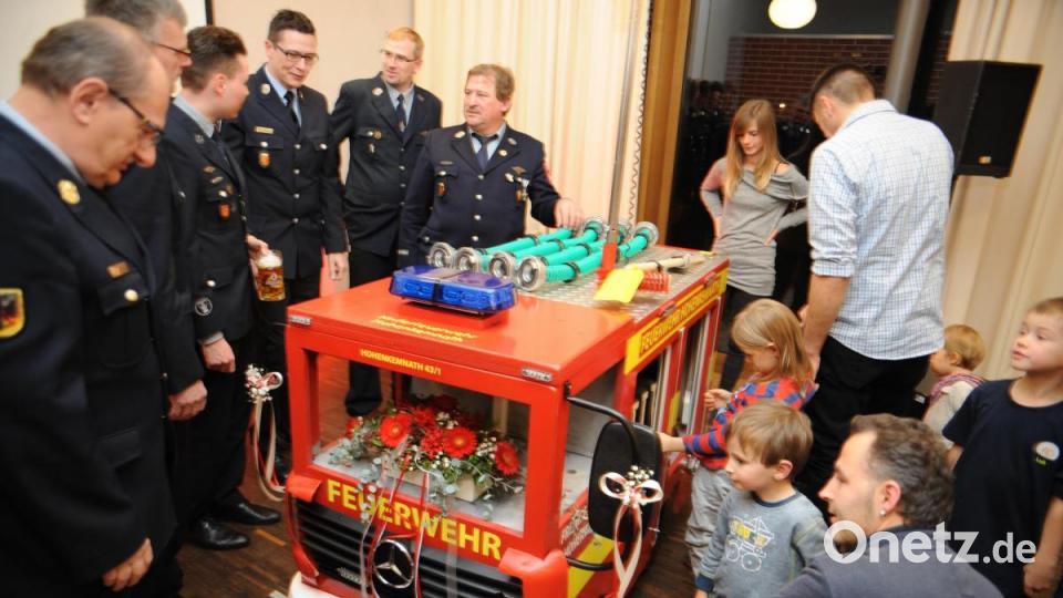 Im Hintergrund wurde feuerwehrtechnisch gefachsimpelt, vorne durften die Kleinen einen Blick auf das Auto werfen. Bild: Andreas Brückmann