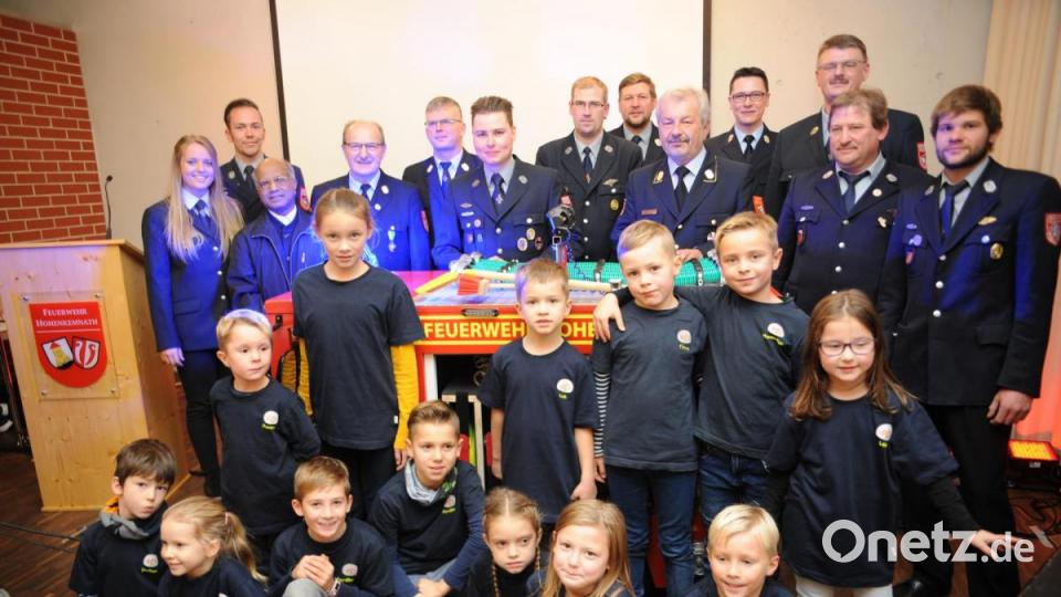 Führungskräfte, die am Bau Beteiligten und die Hohenkemnather Kinderfeuerwehr freuen sich über ihr neues Übungsfahrzeug. Bild: Andreas Brückmann