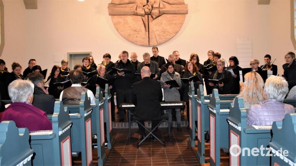 &quot;Kunst trifft Kunst&quot; beim Kantatenkonzert in der evangelischen Michaelskirche Grafenwöhr und im Gemeindehaus bei einer Vernissage mit Bilder von Johannes Janner. Bild: rgr
