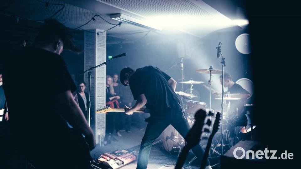 Heftige Action auf der Bühne: Zur zweiten Konzerthälfte lösen&quot;Van Holzen&quot; die Bremsen in der &quot;Sünde&quot;. Bild: Sebastian Reiter