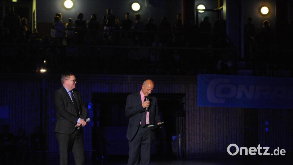 Moderator Günter Simmerl (rechts) zusammen mit Ambergs Oberbürgermeister Michael Cerny bei der Begrüßung. Bild: Andreas Brückmann