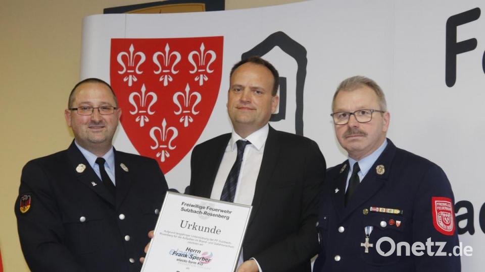 Die Auszeichnung &quot;Partner der Feuerwehr&quot; wurde an den geschäftsführenden Gesellschafter Frank Sperber von der Firma Elastoform übergeben. Bild: mfh