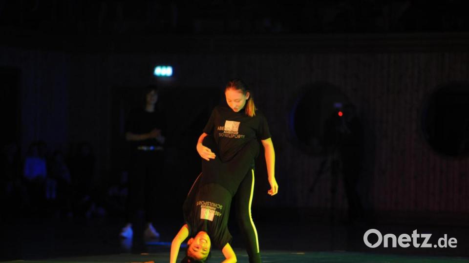 Akrobatik zeigte die Schule Ammersricht mit der Willmannschule. Bild: Andreas Brückmann