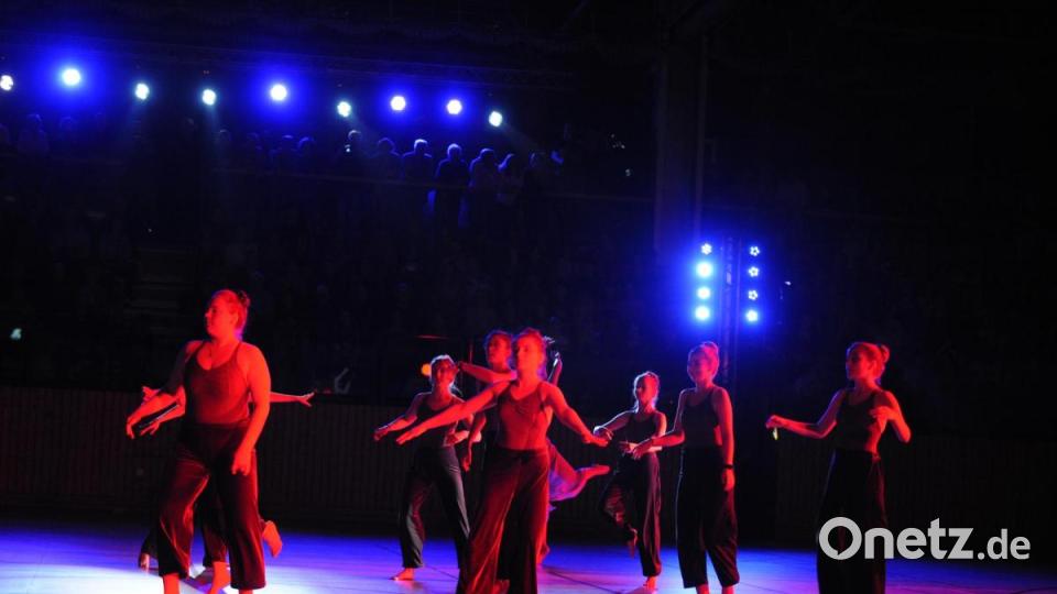 Tanz-Choreographie durch das Max-Reger-Gymnasium. Bild: Andreas Brückmann