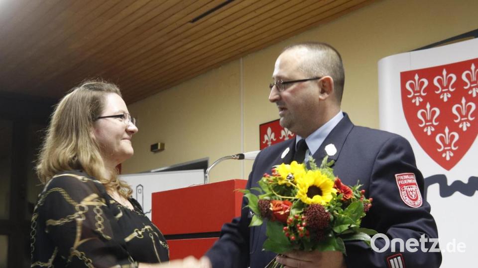 Die Ehefrauen der für 25 und 40 Jahre Mitgliedschaft geehrten Mitglieder erhielten einen besonderen Dank und einen Blumenstrauß. Für das stetige Engagement bei der Feuerwehr und die Einsatzbereitschaft ihrer Männer ist Verständnis und Unterstützung erforderlich. Bild: mfh