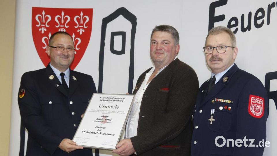 Armin Ertl erhielt für die Brauerei Fuchsbeck ebenfalls die Auszeichnung &quot;Partner der Feuerwehr&quot;. Bild: mfh