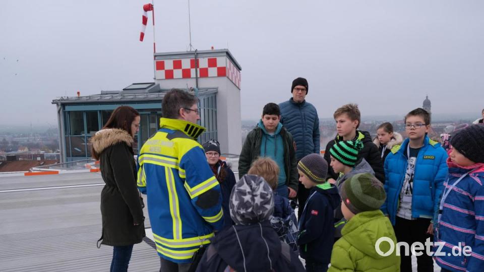 Die Kinder der Klinikumsbeschäftigten durften auch auf die Landeplattform für den Hubschrauber. Bild: Verena Uschold