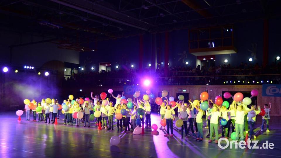 Begrüßungstanz mit Luftballons durch die Max-Josef-Schule. Bild: Andreas Brückmann