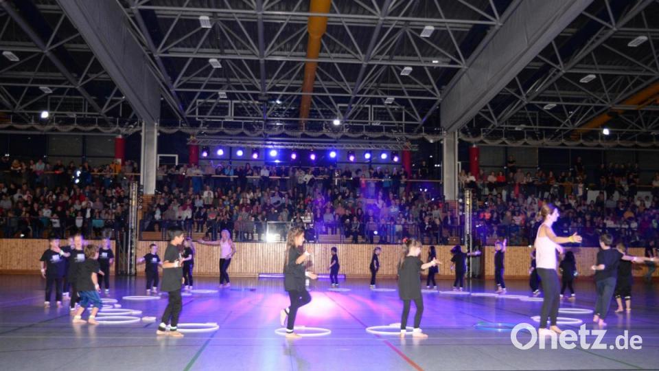 Choreografie mit Reifen von der Barbara-Grundschule. Bild: Andreas Brückmann