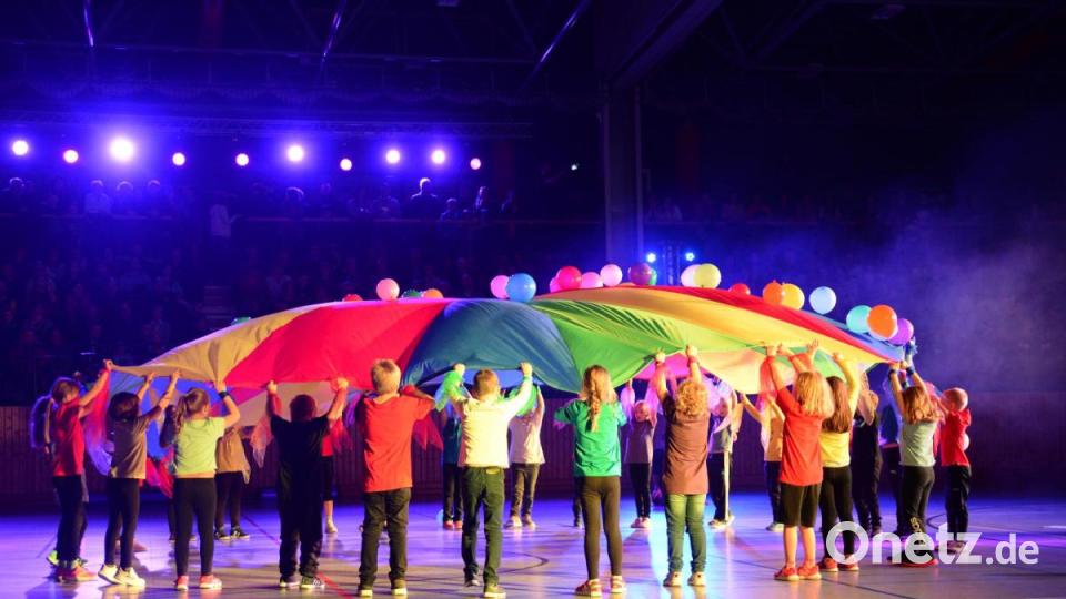 Tanz mit dem Fallschirm von der Albert-Schweitzer-Schule und der Rupert-Egenberger-Schule. Bild: Andreas Brückmann