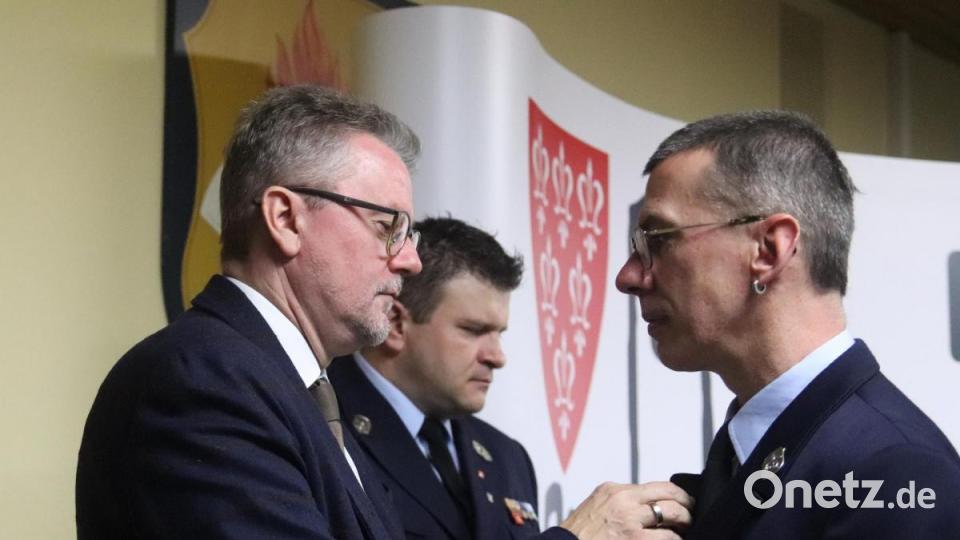 Bürgermeister Michael Göth überreicht den Einsatzkräften der Schneekatastrophe die Schneehelfernadel. Bild: mfh